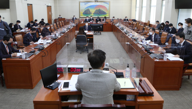 8일 국회 정무위원회에서 사참위법에 대한 안건조정위원회가 열리고 있다. /연합뉴스