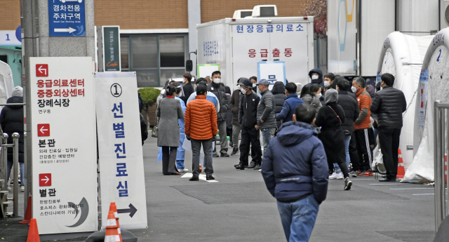 서울 중구 국립중앙의료원에 마련된 코로나19 선별진료소를 찾은 시민들이 검사를 위해 줄 서 있다./오승현기자