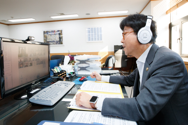 도규상 금융위 부위원장이 9일 서울 종로구 정부서울청사에서 금융리스크 대응반 회의를 비대면 화상회의로 진행하고 있다./사진제공=금융위원회