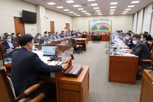 윤관석 국회 정무위원장이 지난 7일 밤 국회에서 열린 정무위원회 전체회의에서 ‘사회적 참사의 진상규명 및 안전사회 건설 등을 위한 특별법, 금융그룹 감독법, 공정거래법’ 등 안건을 상정하고 있다. /연합뉴스