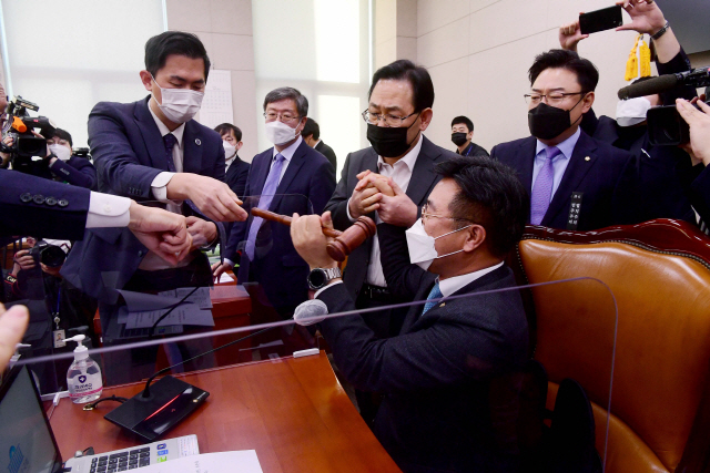 巨與의 폭주, 공수처법·상법 상임위 날치기…오늘 본회의