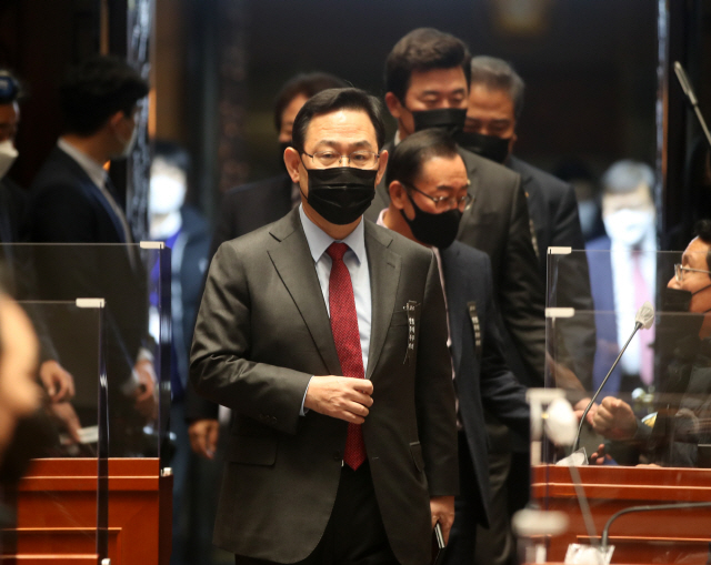 주호영 원내대표가 9일 국회에서 열린 비상의원총회에 입장하고 있다. /연합뉴스