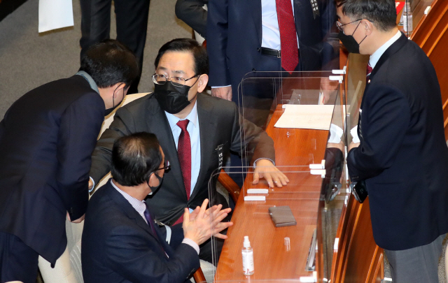 주호영 국민의힘 원내대표가 9일 국회 본회의장에서 동료 의원들과 논의하고 있다. /연합뉴스