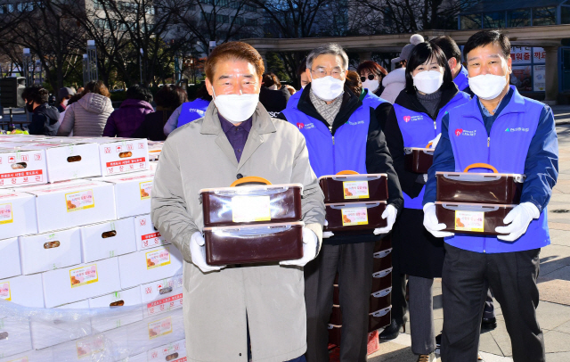 현대중공업그룹이 9일 울산 동구 현대백화점 옆 현대광장에서 ‘제 30회 사랑의 김장나눔’ 행사를 가진 가운데 조용수 현대중공업 전무(오른쪽)와 정천석 동구청장(왼쪽) 등이 김치를 나르고 있다. /사진제공=현대중공업