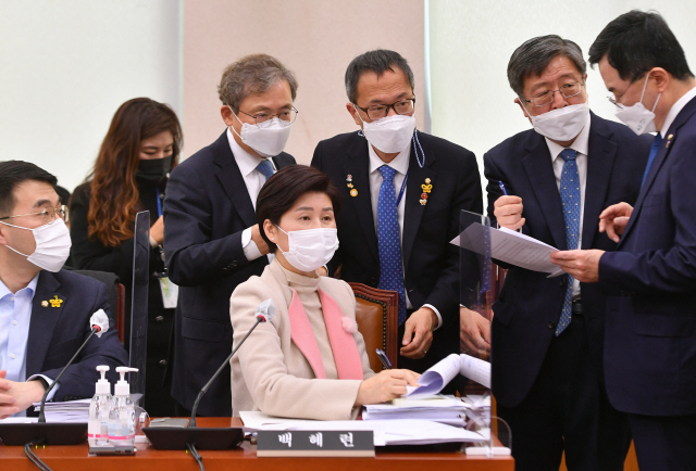 사회적 참사의 진상규명 및 안전사회 건설 등을 위한 특별법 개정안(사참위법)을 대표 발의한 박주민 더불어민주당 의원과 법사위원들이 9일 오전 서울 여의도 국회에서 열린 법제사법위원회 전체회의에서 논의하고 있다./ 연합뉴스