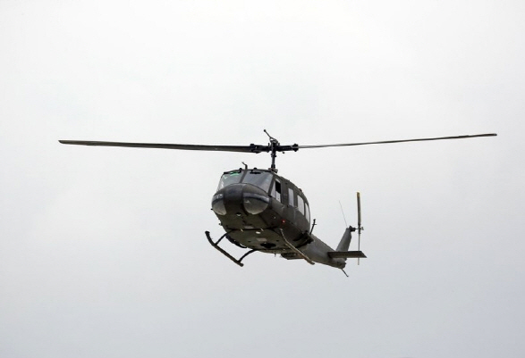 지난 7월 27일 경기도 용인 17항공단 203항공대대에서 열린 UH-1H퇴역식 행사에서 UH-1H 헬기가  고별비행을 하고 있다.       /사진제공=육군