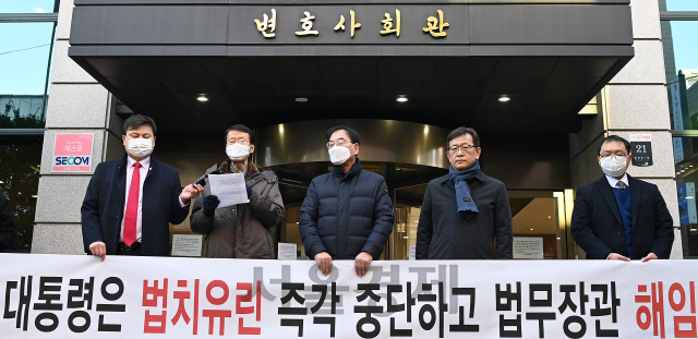 윤석열 검찰총장의 징계위원회를 하루 앞둔 9일 오전 서울 서초구 서울지방변호사회관에서 김태훈(왼쪽 두번째) 한반도인권과통일을위한변호사모임 회장을 비롯한 회원들이 전국 변호사 611명이 서명한 '문재인 대통령은 법치유린 즉각 중단하고 추미애 법무부 장관을 해임하라'는 내용의 연서명문을 발표하고 있다./오승현기자 2020.12.09