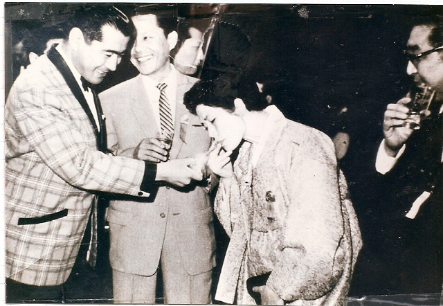1960년 도쿄에서 열린 아시아영화제에 참석한 박남옥(왼쪽 세번째)에게 일본 배우 미후네 도시로가 담뱃불을 붙여주고 있다./사진=이경주 제공