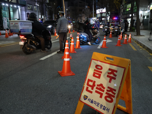 지난달 27일 저녁 서울 마포구 도로에서 경찰들이 음주운전 단속을 하고 있는 모습./연합뉴스
