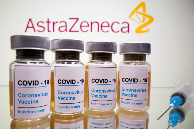 FILE PHOTO: Vials with a sticker reading, “COVID-19 / Coronavirus vaccine / Injection only” and a medical syringe are seen in front of a displayed AstraZeneca logo in this illustration taken October 31, 2020. REUTERS/Dado Ruvic/Illustration/File Photo        <저작권자(c) 연합뉴스, 무단 전재-재배포 금지>