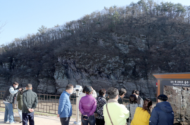 울산 반구대암각화 앞에서 관광객들이 바위그림을 구경하고 있다. (사진은 본 기사와 관계 없음) /울산=연합뉴스