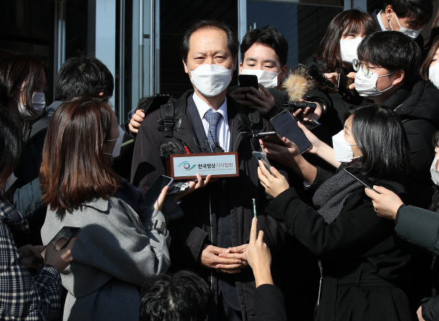 윤 총장 측 변호인 이완규 변호사가 지난 1일 정부과천청사 법무부에서 열린 감찰위원회 임시회의에서 의견진술을 마친 뒤 건물을 나와 취재진 질문에 답하고 있다. /연합뉴스