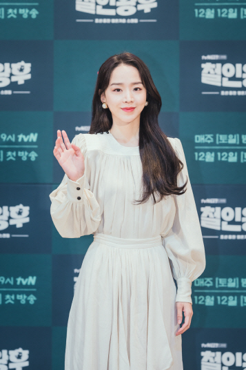 드라마 ‘철인왕후’에서 주연을 맡은 배우 신혜선이 9일 온라인으로 진행된 제작발표회에 앞서 포즈를 취하고 있다. /사진제공=tvN