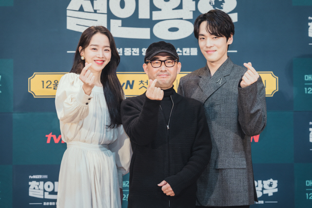 배우 신혜선(왼쪽부터)과 윤성식 PD, 배우 김정현이 9일 온라인으로 진행된 드라마 ‘철인왕후’ 제작발표회에 앞서 포즈를 취하고 있다. /사진제공=tvN