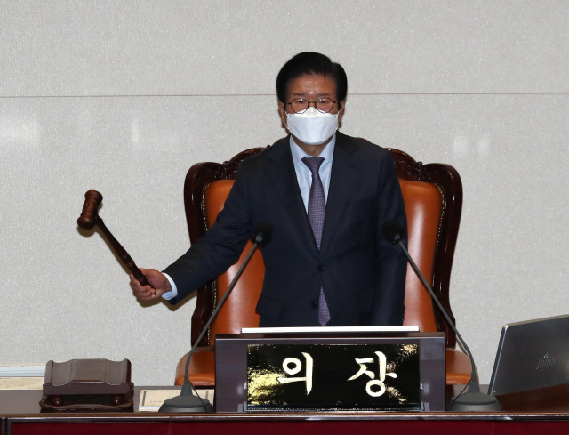 박병석 국회의장이 9일 오후 서울 여의도 국회에서 열린 제382회국회(정기회) 제15차 본회의를 개의하며 의사봉을 두드리고 있다. /권욱기자
