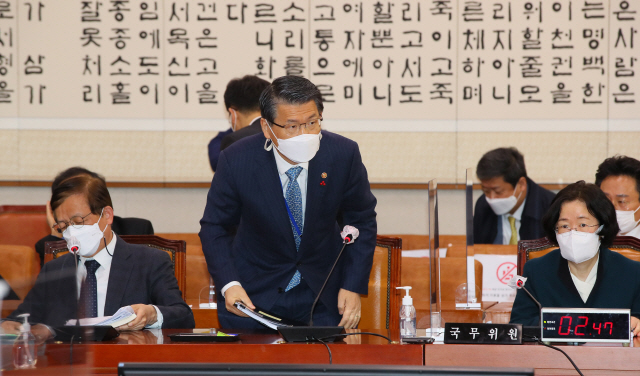 조성욱(오른쪽) 공정거래위원장이 9일 국회 법제사법위원회 전체 회의에 참석해 공정거래법 개정안 등에 대한 이야기를 듣고 있다. /연합뉴스