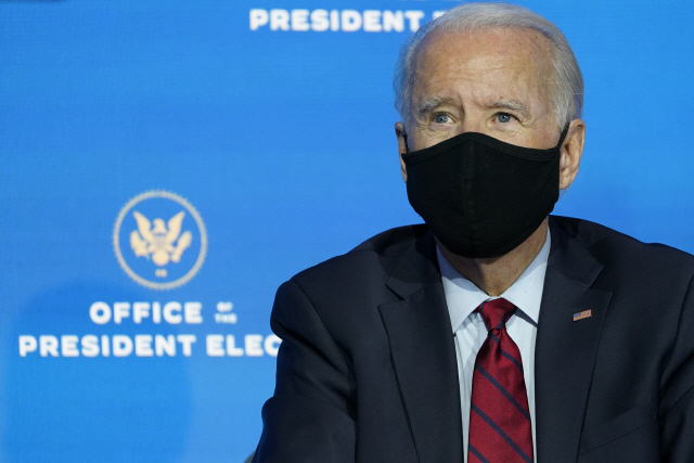 조 바이든 미국 대통령 당선인이 8일(현지 시간) 델라웨어주 윌밍턴에서 보건 분야 인선을 소개하는 행사에서 마스크를 쓰고 자리에 앉아 있다. /AP연합뉴스