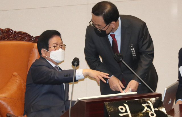 거센 항의에도 공수처 강행...野 “절대권력은 부패한다”