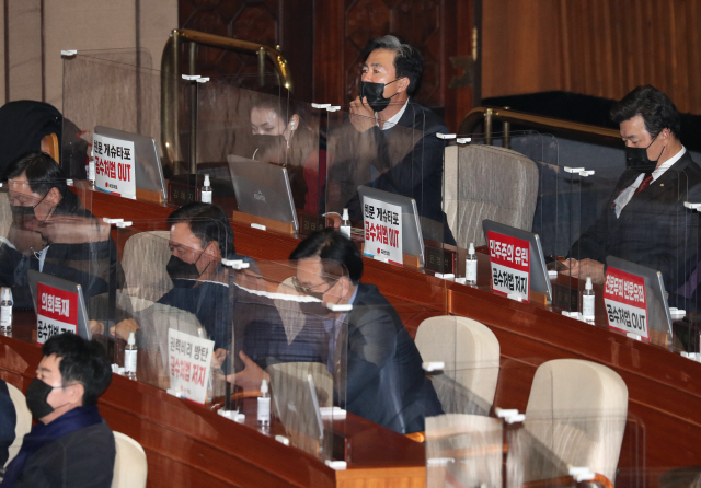 지난 9일 오후 서울 여의도 국회에서 열린 본회의에서 국민의힘 의원들이 자리에 ‘공수처법 저지’ 등이 적힌 피켓을 붙이고 회의장에 앉아 있다. /권욱기자