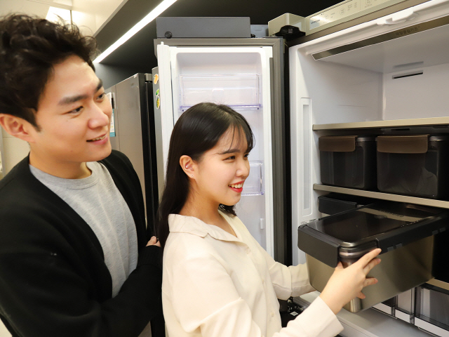 [한입뉴스]집콕 늘자 대용량 김치냉장고 인기…왜?