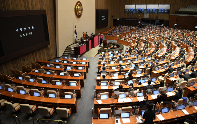 김기현 국민의힘 의원이 지난 9일 국회에서 열린 본회의에서 고위공직자범죄수사처 설치 및 운영에 관한 법률에 대해 무제한 토론을 준비하고 있다./권욱기자 2020.12.09