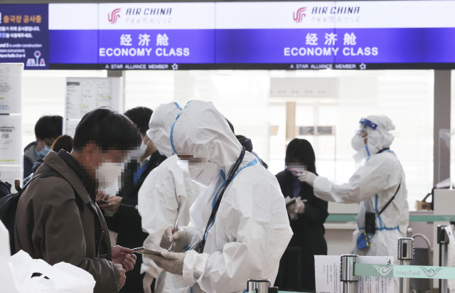 인천공항 에어차이나 탑승 카운터에서 탑승객들과 관계자./연합뉴스