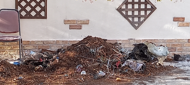 8일 오전 3시께 경남 양산시 북부동에 있는 한 재개발구역 교회 담벼락 쓰레기더미에서 훼손된 시신이 발견됐다. 사진은 훼손 시신이 발견된 쓰레기더미./연합뉴스