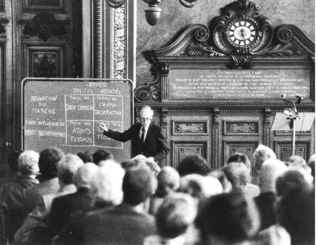 앨버트 허시먼이 1982년 파리 소르본 대학에서 기념 강연을 하는 모습. 1970년대 이후 그는 학문 간 경계를 아우르는 경제사상가로서 자리를 잡는다. /사진제공=부키