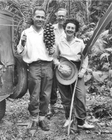 허시먼(왼쪽)이 콜롬비아 야노스 평원에서 아내 새러 등 일행과 기념촬영을 하고 있다. /사진제공=부키