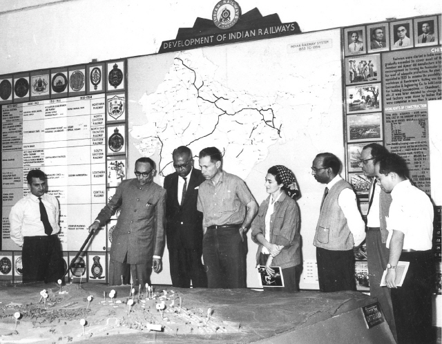 앨버트 허시먼(가운데)가 세계은행(WB) 프로젝트를 수행하기 위해 인도의 개발 현장을 방문해 현지 관계자들의 설명을 듣고 있다. /사진제공=부키