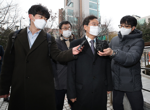 라임자산운용 사태의 핵심 인물인 김봉현 전 스타모빌리티 회장으로부터 로비 대상으로 지목된 윤갑근 전 대구고검장(현 국민의힘 충북도당위원장)이 10일 오전 서울 양천구 서울남부지법에서 열린 영장실질심사에 출석하며 취재진 질문에 답하고 있다./연합뉴스