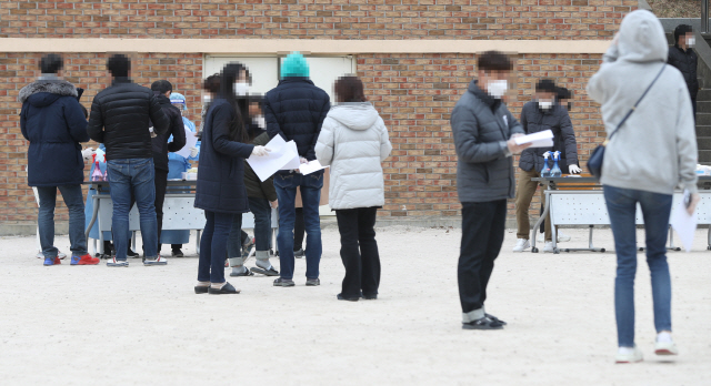 10일 오전 울산시 북구의 한 고등학교 운동장에서 교사 등 학교 관계자들이 신종 코로나바이러스 감염증(코로나19) 검사를 기다리고 있다. /울산=연합뉴스