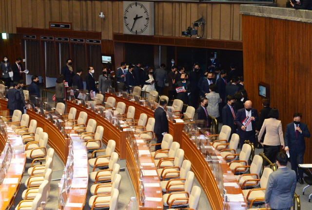 국민의힘 의원들이 10일 국회에서 열린 본회의에서 고위공직자범죄수사처 설치 및 운영에 관한 법률 일부개정법률안(공수처법)이 가결되자 본회의장을 나서고 있다. /연합뉴스