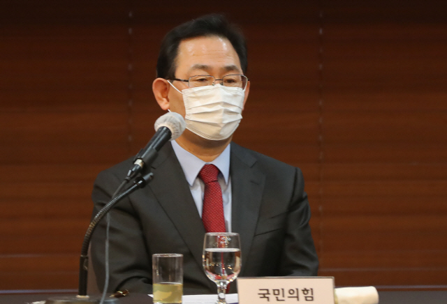 주호영 국민의힘 원내대표가 10일 오전 서울 종로구 한국프레스센터에서 열린 ‘문재인 정권 폭정 종식을 위한 정당·시민사회단체 대표자 연석회의에 참석해 사회자인 국민의힘 이재오 상임고문의 발언을 듣고 있다. /연합뉴스