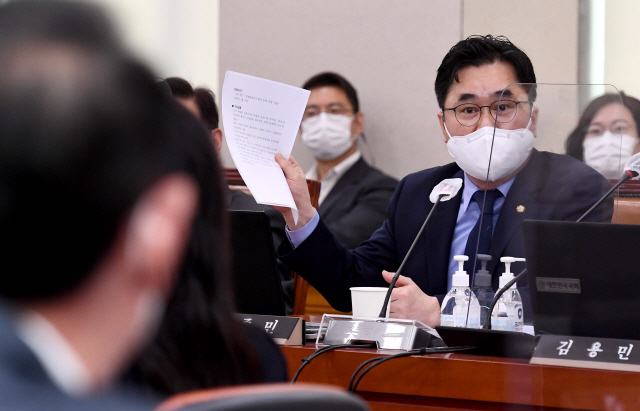 지난 10월 22일 서울 여의도 국회에서 열린 법제사법위원회의 대검찰청에 대한 국정감사에서 김종민 더불어민주당 의원이 ‘부패범죄 대검 예규’ 자료제출과 관련해 야당 간사인 김도읍 국민의힘 의원에게 발언하고 있다. /권욱기자