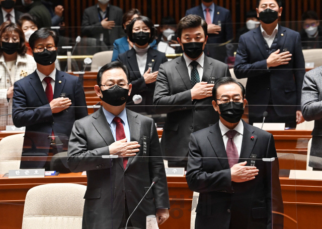 국민의힘 주호영 원내대표와 이종배 정책위의장 등이 10일 서울 여의도 국회 예결위회의장에서 열린 비상의원총회에서 귝민의례를 하고 있다./권욱기자 2020.12.10