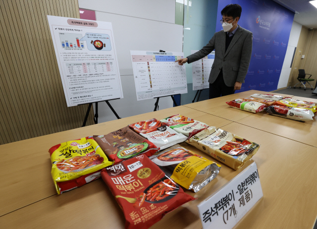 10일 오전 서울 송파구 한국소비자원 서울지원에서 홍준배 시험검사국 식품미생물팀장이 즉석 떡볶이 상품 14개의 영양성분 함량과 안전성 등을 조사한 결과를 발표하고 있다.  /연합뉴스