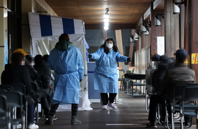 10일 오전 서울 송파구보건소 선별진료소에서 시민들이 신종 코로나바이러스 감염증 검사를 받기 위해 차례를 기다리고 있다./연합뉴스