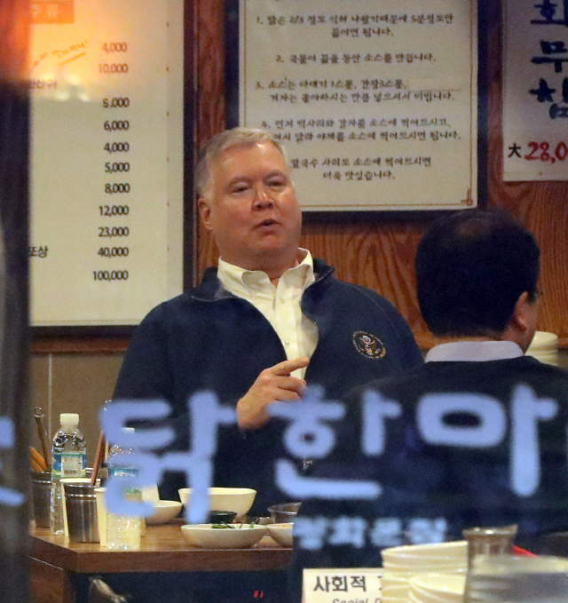 스티븐 비건 미국 국무부 부장관이 10일 서울 광화문의 닭한마리 식당을 방문해 식사를 준비하고 있다./연합뉴스