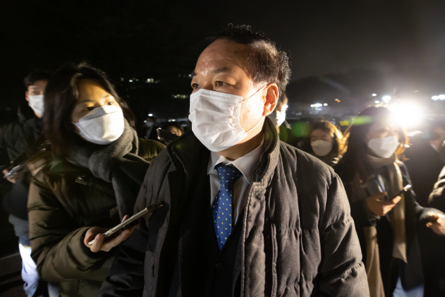 검사징계위원회 위원장 직무대리를 맡은 정한중 한국외대 법학전문대학원(로스쿨) 교수가 10일 열린 윤석열 검찰총장에 대한 검사징계위원회 종료 후 정부과천청사 법무부를 나서고 있다. /과천=연합뉴스