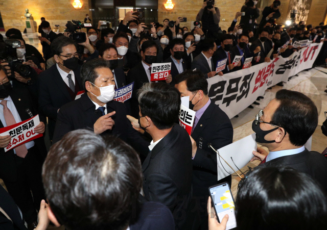 정청래 더불어민주당 의원이 10일 오후 서울 여의도 국회에서 열린 본회의에 참석하며 피켓 시위를 하는 국민의힘 주호영 원내대표와 말다툼을 하고 있다./권욱기자 2020.12.10