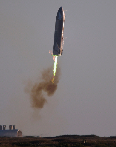 [사진] 발사는 성공했는데…스페이스X 초대형 로켓 '착륙 중 폭발'