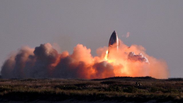 시험비행 착륙 중 폭발하는 스페이스X의 초대형 로켓.