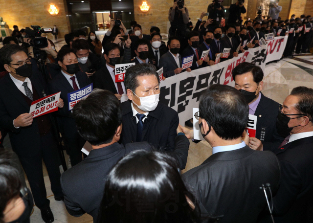 정청래 더불어민주당 의원이 10일 오후 서울 여의도 국회에서 열린 본회의에 참석하며 피켓 시위를 하는 국민의힘 주호영 원내대표와 말다툼을 하고 있다./권욱기자 2020.12.10