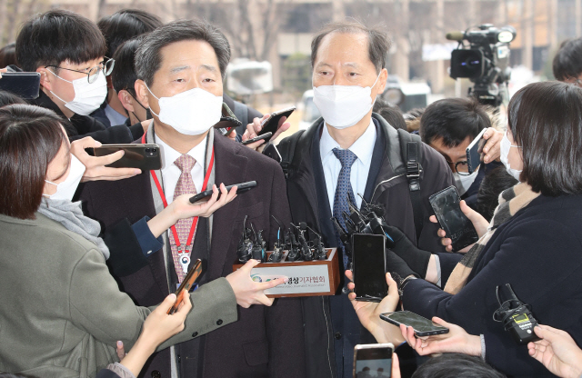 윤석열 검찰총장에 대한 법무부 징계위원회가 열린 10일 오전 윤 총장 측 법률 대리인인 이석웅(왼쪽), 이완규 변호사가 경기도 과천시 정부과천청사에 도착해 법무부 청사로 들어가기 전 취재진의 질의에 답하고 있다./과천=오승현기자 2020.12.10