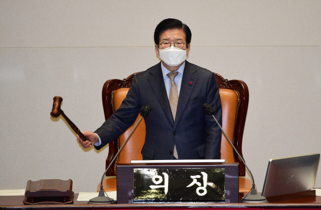 박병석 국회의장이 10일 국회에서 열린 본회의에서 의사봉을 두드리고 있다. /연합뉴스