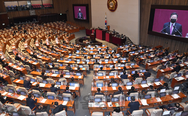 이철규 국민의힘 의원이 10일 오후 서울 여의도 국회에서 열린 본회의에서 국가정보원법 전부개정법률안에 대한 무제한토론(필리버스터)을 하고 있다./권욱기자 2020.12.10