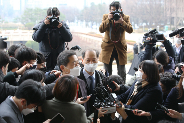 윤석열 검찰총장 측 특별변호인인 이완규 변호사(오른쪽)가 10일 오전 윤 총장에 대한 검사징계위원회가 열린 정부과천청사 법무부에 도착해 취재진의 질문에 답하고 있다. /연합뉴스