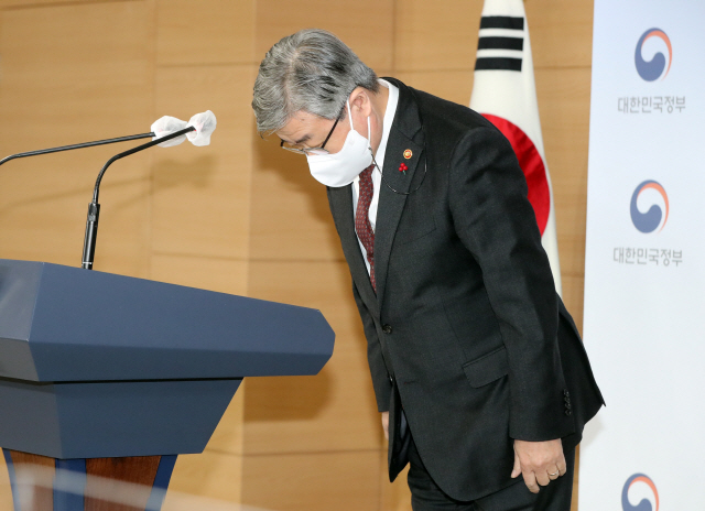 이재갑 고용노동부 장관이 10일 정부서울청사에서 노동조합 및 노동관계 조정법, 근로기준법, ILO 핵심협약 비준 등 노동 관계법의 국회 통과에 따른 변화에 관해 브리핑하기 전 인사하고 있다. /연합뉴스