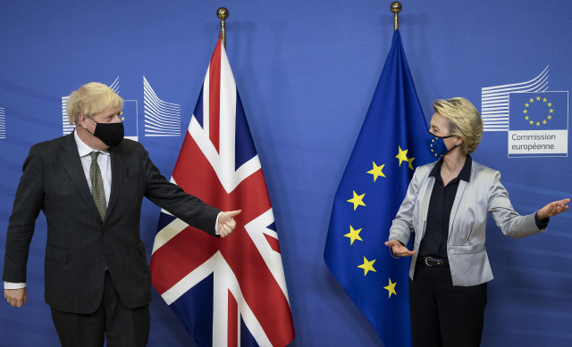 9일(현지 시간) 보리스 존슨(왼쪽) 영국 총리와 우르줄라 폰데어라이엔 유럽연합(EU) 집행위원장이 벨기에 브뤼셀 EU 본부에서 만찬 회동을 하기 전 인사를 나누고 있다./AP연합뉴스